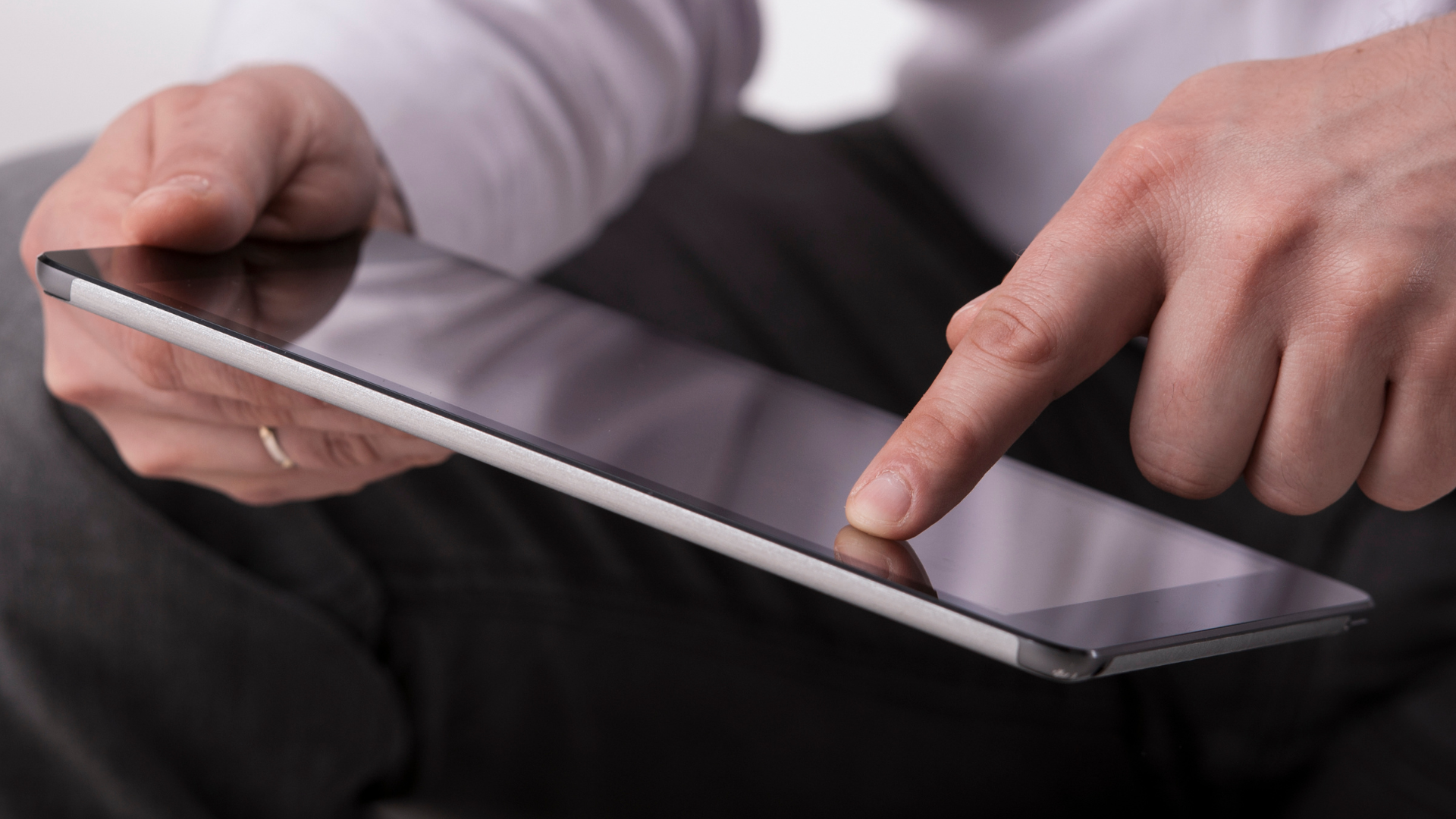An image of an Etobicoke accountant working on their tablet.